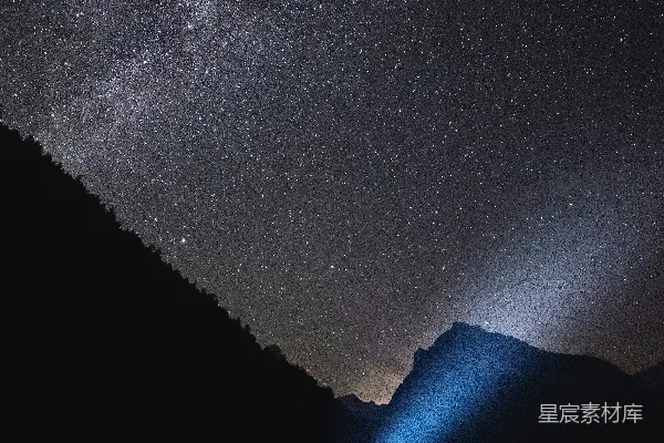 高清摄影 星空下的手电筒