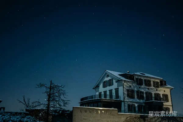 高清摄影 冬夜星空下的雪地别墅