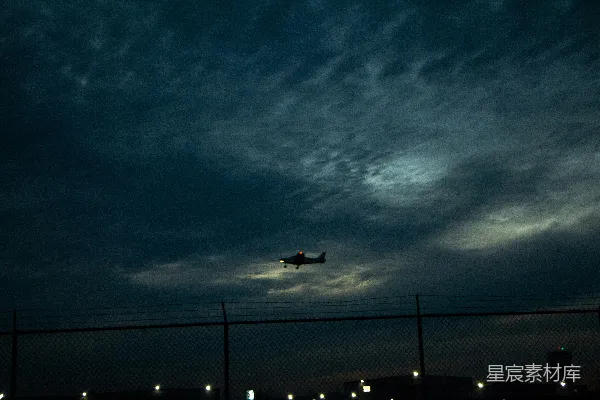 高清摄影 夜空中飞机的剪影