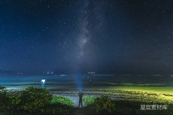 高清摄影 夜空下的星河与光束
