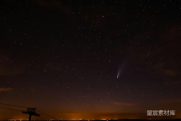 高清摄影 夜空中明亮的彗星