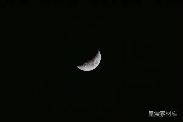 高清摄影 新月夜空下的宁静