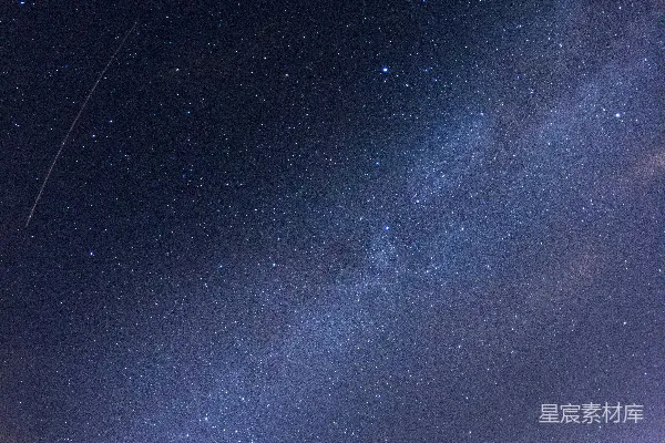 高清摄影 夜空中的流星与银河