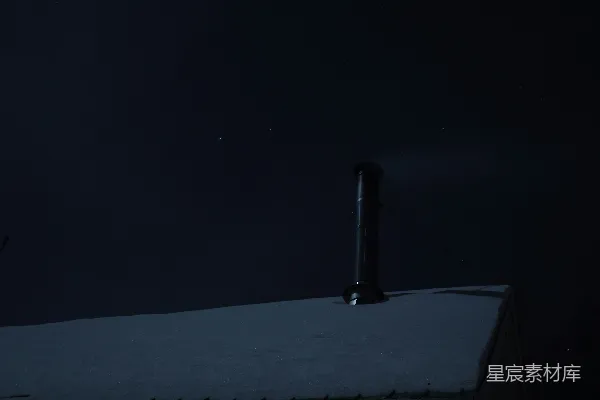 高清摄影 冬夜屋顶上的烟囱