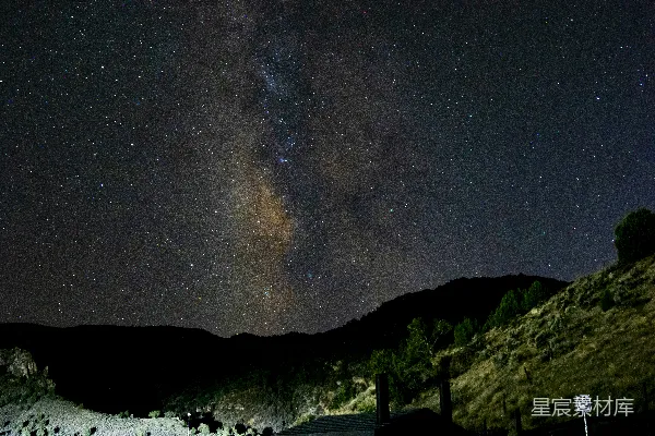 高清摄影 银河下的宁静夜晚