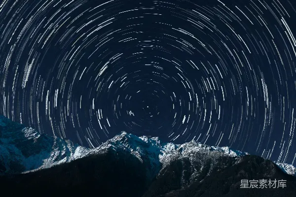 高清摄影 星空旋转轨迹下的雪山
