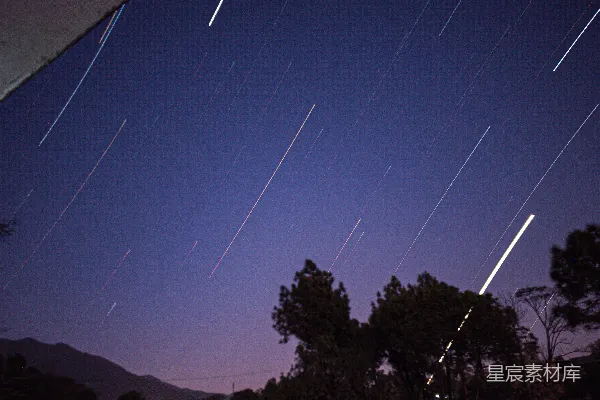 高清摄影 流星雨下的宁静夜空