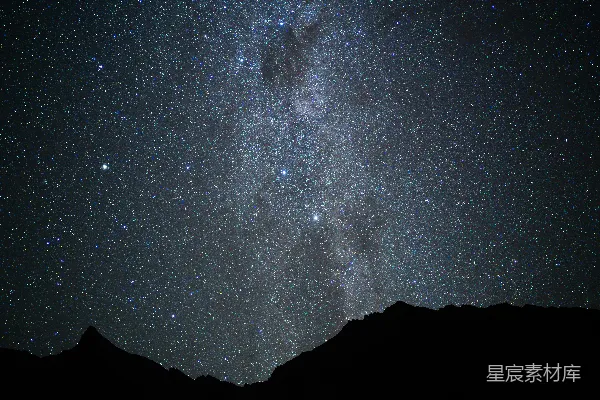 高清摄影 璀璨星河与山影的宁静夜景