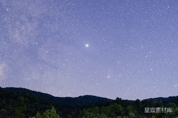 高清摄影 夜空下的山峦与繁星