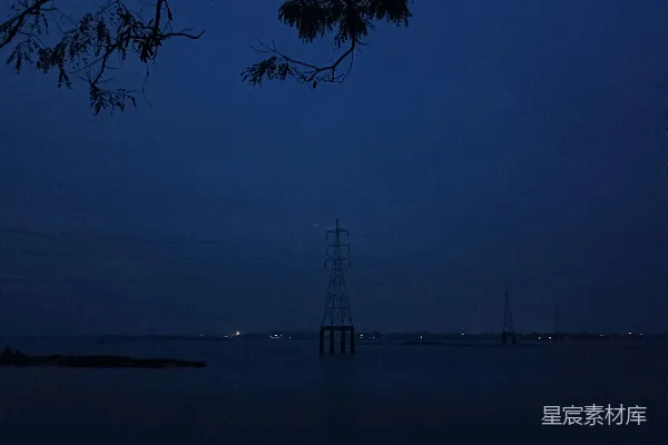 高清摄影 夜幕下的湖边景象