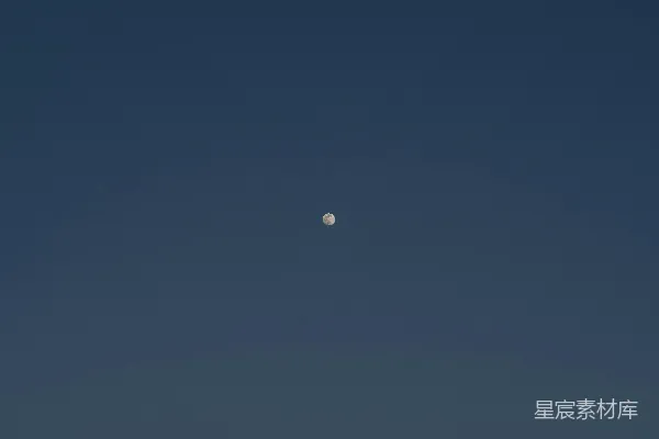 高清摄影 夜空中的孤独月亮