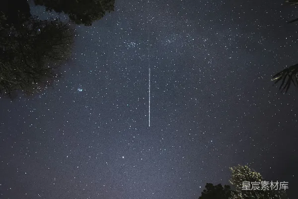 高清摄影 夜空中的流星