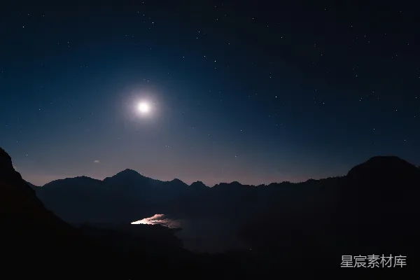 高清摄影 月光下的静谧山湖