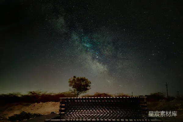 高清摄影 星河下的宁静夜景