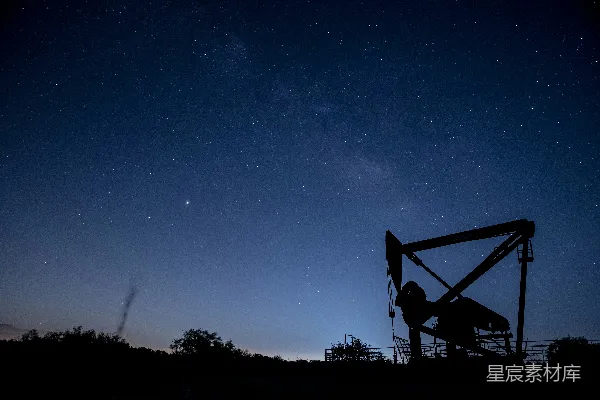 高清摄影 工业与自然的交响：夜晚的油井与星空