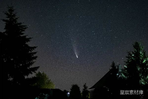 高清摄影 夜空中划过的彗星