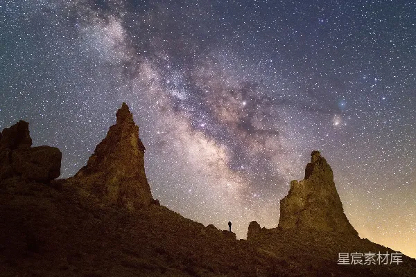 高清摄影 夜空下的星河与孤星