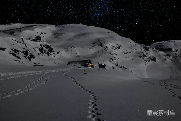 高清摄影 雪地中的足迹与星空