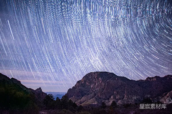 高清摄影 星轨与山景的梦幻夜空