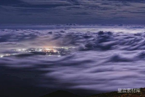 高清摄影 雾海中的城市夜景