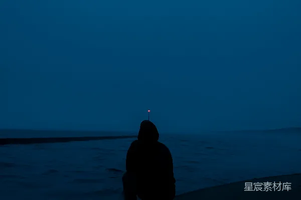 高清摄影 夜幕下的孤独身影