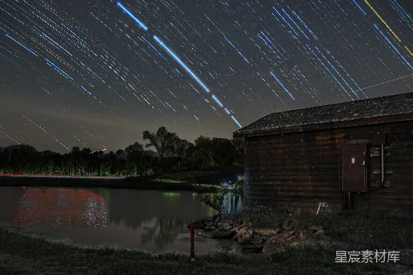 高清摄影 夜空流星雨下的宁静小屋