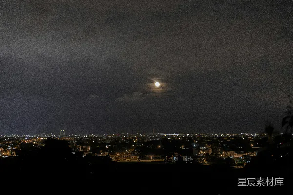 高清摄影 夜幕下的城市与月亮
