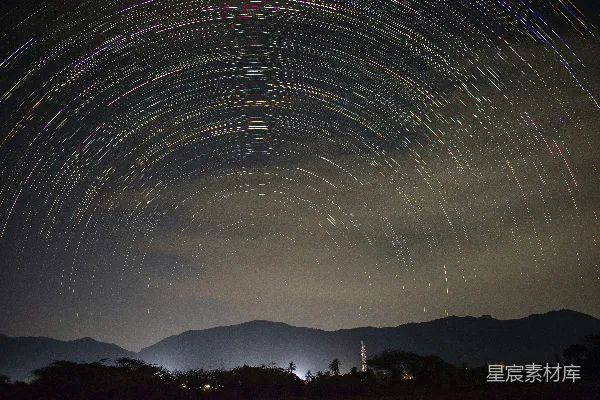 高清摄影 星空轨迹下的山脉