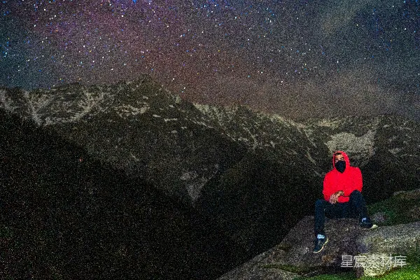 高清摄影 夜晚山间独行者