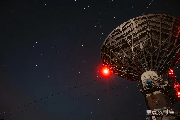 高清摄影 夜空下的卫星天线