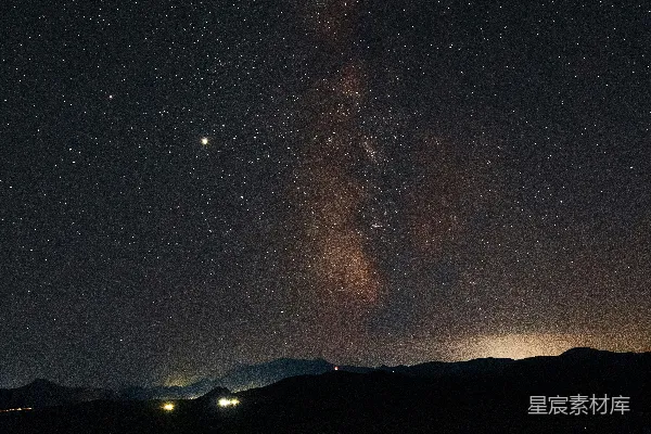 高清摄影 璀璨星空下的宁静山脉