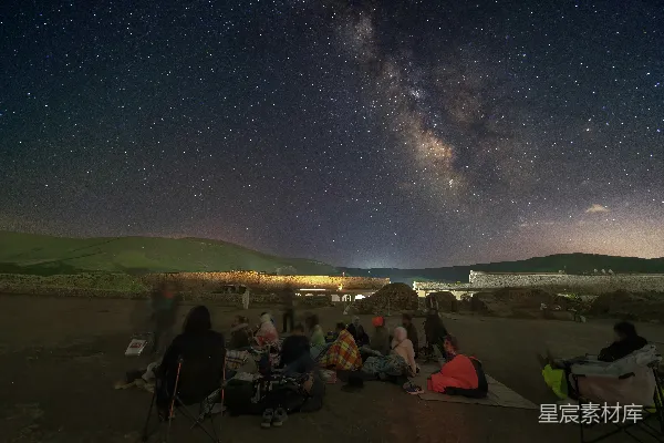 高清摄影 夜晚星空下的户外聚会