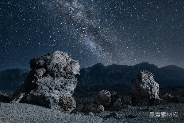 高清摄影 浩瀚星空下的沙漠岩石