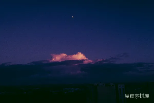 高清摄影 夜空中的月光与云彩