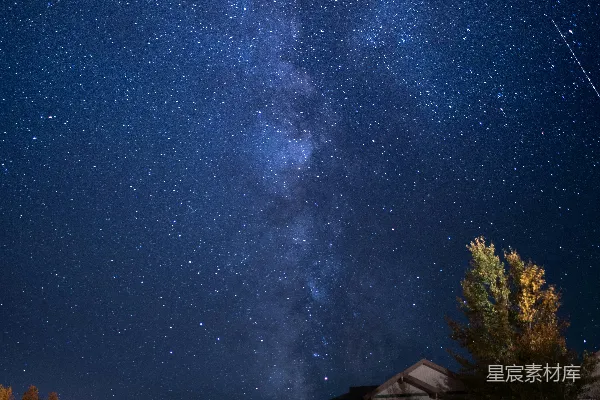 高清摄影 夜空下的星河与建筑