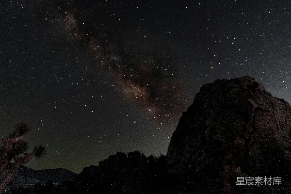 高清摄影 夜空下的沙漠星河
