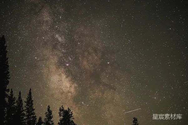 高清摄影 星空下的银河与流星