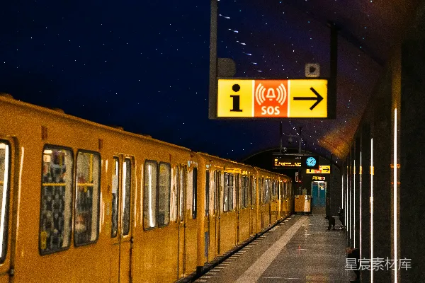 高清摄影 夜幕下的地铁站