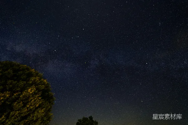 高清摄影 璀璨星空下的静谧夜晚