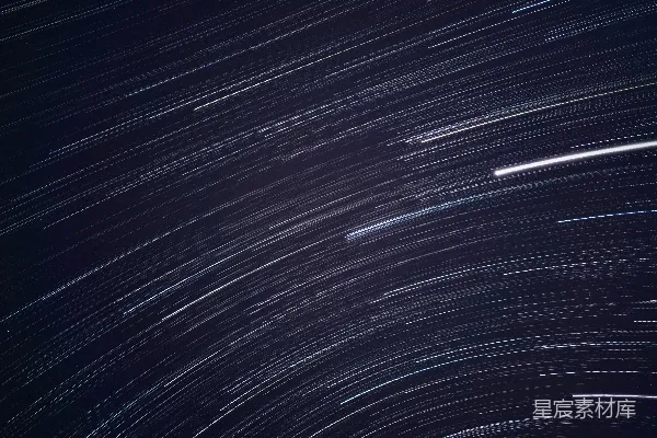 高清摄影 星空轨迹：夜空中的神秘线条