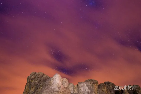 高清摄影 夜空下的山峰与雕像