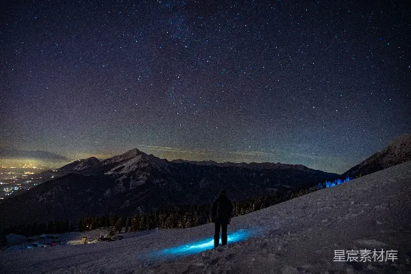 高清摄影 雪地下的星空与孤独的身影