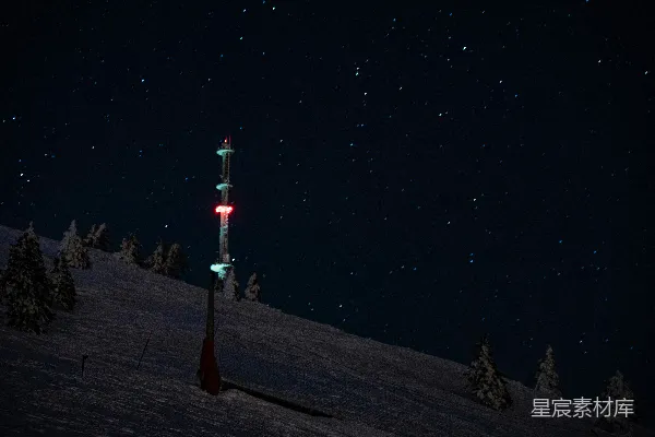 高清摄影 夜空下的雪地塔