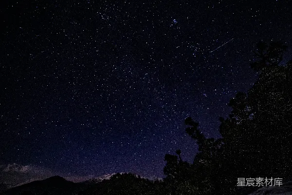 高清摄影 夜空下的星光与山影