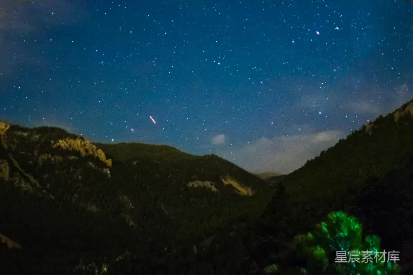 高清摄影 夜空下的山谷