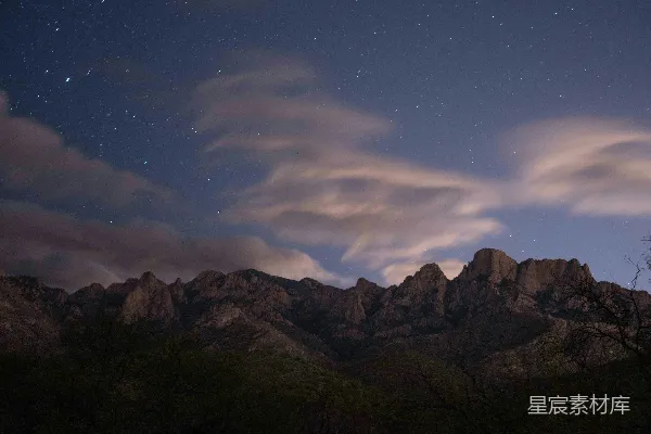 高清摄影 夜空下的山峦与流云