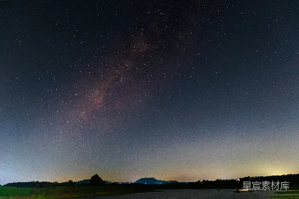 高清摄影 银河夜空下的宁静湖畔