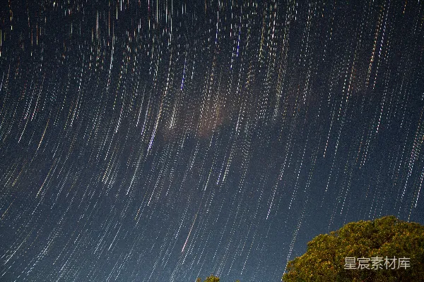 高清摄影 夜空中划过的流星雨