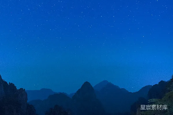 高清摄影 仰望星空，独行者在山巅