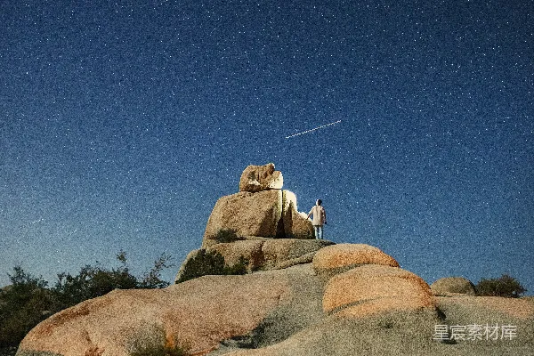 高清摄影 夜空下的岩石探险